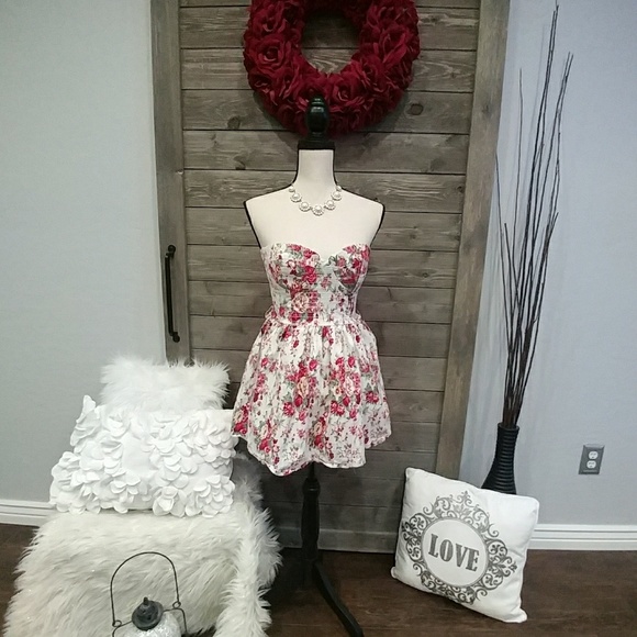 Sans Souci Dresses & Skirts - SANS SOUCI 💋 FLORAL STRAPLESS TOP/Mini Dress